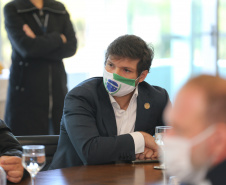 O governador Carlos Massa Ratinho Junior assinou nesta segunda-feira (25) uma Proposta de Emenda à Constituição (PEC) para garantir paridade e integralidade aos servidores das forças de segurança pública que ingressaram na carreira após 2003. A contrapartida é a permanência por cinco anos a mais na ativa sem o recebimento do abono de permanência. A iniciativa engloba policiais civis, policiais penais e as carreiras da Polícia Científica.Foto: Geraldo Bubniak/AEN