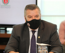 O governador Carlos Massa Ratinho Junior assinou nesta segunda-feira (25) uma Proposta de Emenda à Constituição (PEC) para garantir paridade e integralidade aos servidores das forças de segurança pública que ingressaram na carreira após 2003. A contrapartida é a permanência por cinco anos a mais na ativa sem o recebimento do abono de permanência. A iniciativa engloba policiais civis, policiais penais e as carreiras da Polícia Científica. Foto: Geraldo Bubniak/AEN