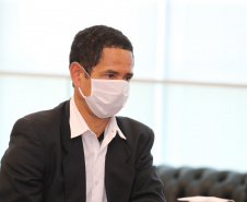 O governador Carlos Massa Ratinho Junior assinou nesta segunda-feira (25) uma Proposta de Emenda à Constituição (PEC) para garantir paridade e integralidade aos servidores das forças de segurança pública que ingressaram na carreira após 2003. A contrapartida é a permanência por cinco anos a mais na ativa sem o recebimento do abono de permanência. A iniciativa engloba policiais civis, policiais penais e as carreiras da Polícia Científica. Foto: Geraldo Bubniak/AEN