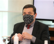 O governador Carlos Massa Ratinho Junior assinou nesta segunda-feira (25) uma Proposta de Emenda à Constituição (PEC) para garantir paridade e integralidade aos servidores das forças de segurança pública que ingressaram na carreira após 2003. A contrapartida é a permanência por cinco anos a mais na ativa sem o recebimento do abono de permanência. A iniciativa engloba policiais civis, policiais penais e as carreiras da Polícia Científica.Foto: Geraldo Bubniak/AEN