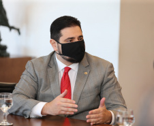 O governador Carlos Massa Ratinho Junior assinou nesta segunda-feira (25) uma Proposta de Emenda à Constituição (PEC) para garantir paridade e integralidade aos servidores das forças de segurança pública que ingressaram na carreira após 2003. A contrapartida é a permanência por cinco anos a mais na ativa sem o recebimento do abono de permanência. A iniciativa engloba policiais civis, policiais penais e as carreiras da Polícia Científica. Foto: Geraldo Bubniak/AEN