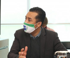 O governador Carlos Massa Ratinho Junior assinou nesta segunda-feira (25) uma Proposta de Emenda à Constituição (PEC) para garantir paridade e integralidade aos servidores das forças de segurança pública que ingressaram na carreira após 2003. A contrapartida é a permanência por cinco anos a mais na ativa sem o recebimento do abono de permanência. A iniciativa engloba policiais civis, policiais penais e as carreiras da Polícia Científica. Foto: Geraldo Bubniak/AEN