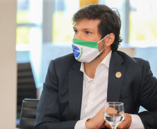 O governador Carlos Massa Ratinho Junior assinou nesta segunda-feira (25) uma Proposta de Emenda à Constituição (PEC) para garantir paridade e integralidade aos servidores das forças de segurança pública que ingressaram na carreira após 2003. A contrapartida é a permanência por cinco anos a mais na ativa sem o recebimento do abono de permanência. A iniciativa engloba policiais civis, policiais penais e as carreiras da Polícia Científica.- Foto: Geraldo Bubniak/AEN