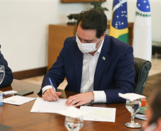 O Governador Carlos Massa Ratinho Junior em reuniao nesta segunda-feira (25/05),  com deputados e representantes das forças de segurança.  Curitiba, 25/05/2020 - Foto: Geraldo Bubniak/AEN