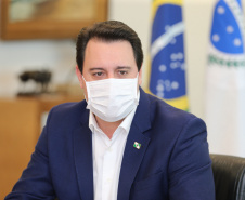 O governador Carlos Massa Ratinho Junior assinou nesta segunda-feira (25) uma Proposta de Emenda à Constituição (PEC) para garantir paridade e integralidade aos servidores das forças de segurança pública que ingressaram na carreira após 2003. A contrapartida é a permanência por cinco anos a mais na ativa sem o recebimento do abono de permanência. A iniciativa engloba policiais civis, policiais penais e as carreiras da Polícia Científica.