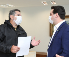 O governador Carlos Massa Ratinho Junior assinou nesta segunda-feira (25) uma Proposta de Emenda à Constituição (PEC) para garantir paridade e integralidade aos servidores das forças de segurança pública que ingressaram na carreira após 2003. A contrapartida é a permanência por cinco anos a mais na ativa sem o recebimento do abono de permanência. A iniciativa engloba policiais civis, policiais penais e as carreiras da Polícia Científica. - Foto: Geraldo Bubniak/AEN