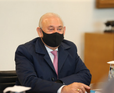 O governador Carlos Massa Ratinho Junior assinou nesta segunda-feira (25) uma Proposta de Emenda à Constituição (PEC) para garantir paridade e integralidade aos servidores das forças de segurança pública que ingressaram na carreira após 2003. A contrapartida é a permanência por cinco anos a mais na ativa sem o recebimento do abono de permanência. A iniciativa engloba policiais civis, policiais penais e as carreiras da Polícia Científica.- Foto: Geraldo Bubniak/AEN
