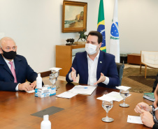 O governador Carlos Massa Ratinho Junior assinou nesta segunda-feira (25) uma Proposta de Emenda à Constituição (PEC) para garantir paridade e integralidade aos servidores das forças de segurança pública que ingressaram na carreira após 2003. A contrapartida é a permanência por cinco anos a mais na ativa sem o recebimento do abono de permanência. A iniciativa engloba policiais civis, policiais penais e as carreiras da Polícia Científica.