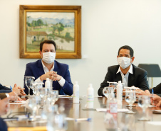 O governador Carlos Massa Ratinho Junior assinou nesta segunda-feira (25) uma Proposta de Emenda à Constituição (PEC) para garantir paridade e integralidade aos servidores das forças de segurança pública que ingressaram na carreira após 2003. A contrapartida é a permanência por cinco anos a mais na ativa sem o recebimento do abono de permanência. A iniciativa engloba policiais civis, policiais penais e as carreiras da Polícia Científica.