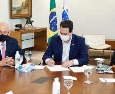 O governador Carlos Massa Ratinho Junior assinou nesta segunda-feira (25) uma Proposta de Emenda à Constituição (PEC) para garantir paridade e integralidade aos servidores das forças de segurança pública que ingressaram na carreira após 2003. A contrapartida é a permanência por cinco anos a mais na ativa sem o recebimento do abono de permanência. A iniciativa engloba policiais civis, policiais penais e as carreiras da Polícia Científica.