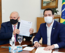 O governador Carlos Massa Ratinho Junior assinou nesta segunda-feira (25) uma Proposta de Emenda à Constituição (PEC) para garantir paridade e integralidade aos servidores das forças de segurança pública que ingressaram na carreira após 2003. A contrapartida é a permanência por cinco anos a mais na ativa sem o recebimento do abono de permanência. A iniciativa engloba policiais civis, policiais penais e as carreiras da Polícia Científica.