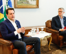 O governador Carlos Massa Ratinho Junior considera que o Paraná será um dos primeiros estados do Brasil a retomar as atividades econômicas após a pandemia do novo coronavírus.Em videoconferência com empresários paranaenses, promovido pelo Sebrae-PR, nesta terça-feira,26, Ratinho Junior afirmou que o governo estadual já está elaborando projetos para estimular a economia, e reforçou que haverá aporte de recursos públicos em obras urbanas e de logística que vão contribuir para a retomada.