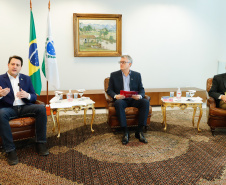 O governador Carlos Massa Ratinho Junior considera que o Paraná será um dos primeiros estados do Brasil a retomar as atividades econômicas após a pandemia do novo coronavírus.Em videoconferência com empresários paranaenses, promovido pelo Sebrae-PR, nesta terça-feira,26, Ratinho Junior afirmou que o governo estadual já está elaborando projetos para estimular a economia, e reforçou que haverá aporte de recursos públicos em obras urbanas e de logística que vão contribuir para a retomada.