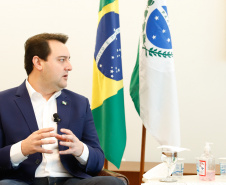 O governador Carlos Massa Ratinho Junior considera que o Paraná será um dos primeiros estados do Brasil a retomar as atividades econômicas após a pandemia do novo coronavírus.Em videoconferência com empresários paranaenses, promovido pelo Sebrae-PR, nesta terça-feira,26, Ratinho Junior afirmou que o governo estadual já está elaborando projetos para estimular a economia, e reforçou que haverá aporte de recursos públicos em obras urbanas e de logística que vão contribuir para a retomada.