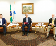 O governador Carlos Massa Ratinho Junior considera que o Paraná será um dos primeiros estados do Brasil a retomar as atividades econômicas após a pandemia do novo coronavírus.Em videoconferência com empresários paranaenses, promovido pelo Sebrae-PR, nesta terça-feira,26, Ratinho Junior afirmou que o governo estadual já está elaborando projetos para estimular a economia, e reforçou que haverá aporte de recursos públicos em obras urbanas e de logística que vão contribuir para a retomada.