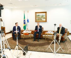 O governador Carlos Massa Ratinho Junior considera que o Paraná será um dos primeiros estados do Brasil a retomar as atividades econômicas após a pandemia do novo coronavírus.Em videoconferência com empresários paranaenses, promovido pelo Sebrae-PR, nesta terça-feira,26, Ratinho Junior afirmou que o governo estadual já está elaborando projetos para estimular a economia, e reforçou que haverá aporte de recursos públicos em obras urbanas e de logística que vão contribuir para a retomada.