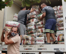 O Governo do Paraná entregou 10,5 toneladas de alimentos para pescadores, ribeirinhos e caiçaras que vivem em nove comunidades do litoral do Estado. Foram 528 cestas distribuídas, em uma ação que reuniu Portos do Paraná, Conselho dos Povos de Comunidades Tradicionais do Paraná, Superintendência Geral de Diálogo e Interação Social (Sudis), Defesa Civil de Paranaguá, Polícia Militar Ambiental e Corpo de Bombeiros.