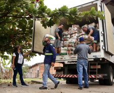 O Governo do Paraná entregou 10,5 toneladas de alimentos para pescadores, ribeirinhos e caiçaras que vivem em nove comunidades do litoral do Estado. Foram 528 cestas distribuídas, em uma ação que reuniu Portos do Paraná, Conselho dos Povos de Comunidades Tradicionais do Paraná, Superintendência Geral de Diálogo e Interação Social (Sudis), Defesa Civil de Paranaguá, Polícia Militar Ambiental e Corpo de Bombeiros.