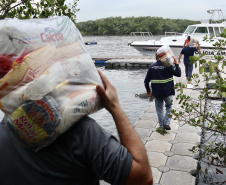 O Governo do Paraná entregou 10,5 toneladas de alimentos para pescadores, ribeirinhos e caiçaras que vivem em nove comunidades do litoral do Estado. Foram 528 cestas distribuídas, em uma ação que reuniu Portos do Paraná, Conselho dos Povos de Comunidades Tradicionais do Paraná, Superintendência Geral de Diálogo e Interação Social (Sudis), Defesa Civil de Paranaguá, Polícia Militar Ambiental e Corpo de Bombeiros.