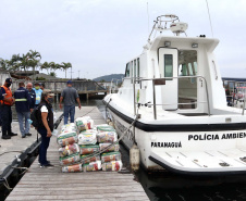 O Governo do Paraná entregou 10,5 toneladas de alimentos para pescadores, ribeirinhos e caiçaras que vivem em nove comunidades do litoral do Estado. Foram 528 cestas distribuídas, em uma ação que reuniu Portos do Paraná, Conselho dos Povos de Comunidades Tradicionais do Paraná, Superintendência Geral de Diálogo e Interação Social (Sudis), Defesa Civil de Paranaguá, Polícia Militar Ambiental e Corpo de Bombeiros.