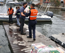 O Governo do Paraná entregou 10,5 toneladas de alimentos para pescadores, ribeirinhos e caiçaras que vivem em nove comunidades do litoral do Estado. Foram 528 cestas distribuídas, em uma ação que reuniu Portos do Paraná, Conselho dos Povos de Comunidades Tradicionais do Paraná, Superintendência Geral de Diálogo e Interação Social (Sudis), Defesa Civil de Paranaguá, Polícia Militar Ambiental e Corpo de Bombeiros.