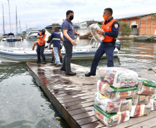 O Governo do Paraná entregou 10,5 toneladas de alimentos para pescadores, ribeirinhos e caiçaras que vivem em nove comunidades do litoral do Estado. Foram 528 cestas distribuídas, em uma ação que reuniu Portos do Paraná, Conselho dos Povos de Comunidades Tradicionais do Paraná, Superintendência Geral de Diálogo e Interação Social (Sudis), Defesa Civil de Paranaguá, Polícia Militar Ambiental e Corpo de Bombeiros.