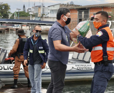 O Governo do Paraná entregou 10,5 toneladas de alimentos para pescadores, ribeirinhos e caiçaras que vivem em nove comunidades do litoral do Estado. Foram 528 cestas distribuídas, em uma ação que reuniu Portos do Paraná, Conselho dos Povos de Comunidades Tradicionais do Paraná, Superintendência Geral de Diálogo e Interação Social (Sudis), Defesa Civil de Paranaguá, Polícia Militar Ambiental e Corpo de Bombeiros.