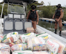 O Governo do Paraná entregou 10,5 toneladas de alimentos para pescadores, ribeirinhos e caiçaras que vivem em nove comunidades do litoral do Estado. Foram 528 cestas distribuídas, em uma ação que reuniu Portos do Paraná, Conselho dos Povos de Comunidades Tradicionais do Paraná, Superintendência Geral de Diálogo e Interação Social (Sudis), Defesa Civil de Paranaguá, Polícia Militar Ambiental e Corpo de Bombeiros.