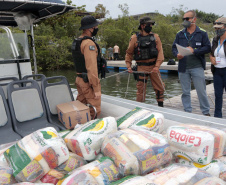 O Governo do Paraná entregou 10,5 toneladas de alimentos para pescadores, ribeirinhos e caiçaras que vivem em nove comunidades do litoral do Estado. Foram 528 cestas distribuídas, em uma ação que reuniu Portos do Paraná, Conselho dos Povos de Comunidades Tradicionais do Paraná, Superintendência Geral de Diálogo e Interação Social (Sudis), Defesa Civil de Paranaguá, Polícia Militar Ambiental e Corpo de Bombeiros.