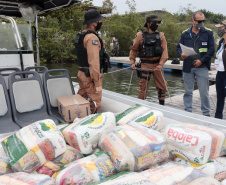O Governo do Paraná entregou 10,5 toneladas de alimentos para pescadores, ribeirinhos e caiçaras que vivem em nove comunidades do litoral do Estado. Foram 528 cestas distribuídas, em uma ação que reuniu Portos do Paraná, Conselho dos Povos de Comunidades Tradicionais do Paraná, Superintendência Geral de Diálogo e Interação Social (Sudis), Defesa Civil de Paranaguá, Polícia Militar Ambiental e Corpo de Bombeiros.