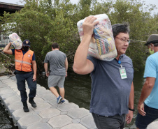 O Governo do Paraná entregou 10,5 toneladas de alimentos para pescadores, ribeirinhos e caiçaras que vivem em nove comunidades do litoral do Estado. Foram 528 cestas distribuídas, em uma ação que reuniu Portos do Paraná, Conselho dos Povos de Comunidades Tradicionais do Paraná, Superintendência Geral de Diálogo e Interação Social (Sudis), Defesa Civil de Paranaguá, Polícia Militar Ambiental e Corpo de Bombeiros.