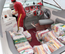 O Governo do Paraná entregou 10,5 toneladas de alimentos para pescadores, ribeirinhos e caiçaras que vivem em nove comunidades do litoral do Estado. Foram 528 cestas distribuídas, em uma ação que reuniu Portos do Paraná, Conselho dos Povos de Comunidades Tradicionais do Paraná, Superintendência Geral de Diálogo e Interação Social (Sudis), Defesa Civil de Paranaguá, Polícia Militar Ambiental e Corpo de Bombeiros.