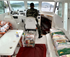 O Governo do Paraná entregou 10,5 toneladas de alimentos para pescadores, ribeirinhos e caiçaras que vivem em nove comunidades do litoral do Estado. Foram 528 cestas distribuídas, em uma ação que reuniu Portos do Paraná, Conselho dos Povos de Comunidades Tradicionais do Paraná, Superintendência Geral de Diálogo e Interação Social (Sudis), Defesa Civil de Paranaguá, Polícia Militar Ambiental e Corpo de Bombeiros.