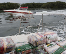 O Governo do Paraná entregou 10,5 toneladas de alimentos para pescadores, ribeirinhos e caiçaras que vivem em nove comunidades do litoral do Estado. Foram 528 cestas distribuídas, em uma ação que reuniu Portos do Paraná, Conselho dos Povos de Comunidades Tradicionais do Paraná, Superintendência Geral de Diálogo e Interação Social (Sudis), Defesa Civil de Paranaguá, Polícia Militar Ambiental e Corpo de Bombeiros.