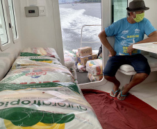 O Governo do Paraná entregou 10,5 toneladas de alimentos para pescadores, ribeirinhos e caiçaras que vivem em nove comunidades do litoral do Estado. Foram 528 cestas distribuídas, em uma ação que reuniu Portos do Paraná, Conselho dos Povos de Comunidades Tradicionais do Paraná, Superintendência Geral de Diálogo e Interação Social (Sudis), Defesa Civil de Paranaguá, Polícia Militar Ambiental e Corpo de Bombeiros.