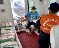 O Governo do Paraná entregou 10,5 toneladas de alimentos para pescadores, ribeirinhos e caiçaras que vivem em nove comunidades do litoral do Estado. Foram 528 cestas distribuídas, em uma ação que reuniu Portos do Paraná, Conselho dos Povos de Comunidades Tradicionais do Paraná, Superintendência Geral de Diálogo e Interação Social (Sudis), Defesa Civil de Paranaguá, Polícia Militar Ambiental e Corpo de Bombeiros.