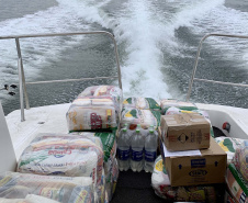 O Governo do Paraná entregou 10,5 toneladas de alimentos para pescadores, ribeirinhos e caiçaras que vivem em nove comunidades do litoral do Estado. Foram 528 cestas distribuídas, em uma ação que reuniu Portos do Paraná, Conselho dos Povos de Comunidades Tradicionais do Paraná, Superintendência Geral de Diálogo e Interação Social (Sudis), Defesa Civil de Paranaguá, Polícia Militar Ambiental e Corpo de Bombeiros.