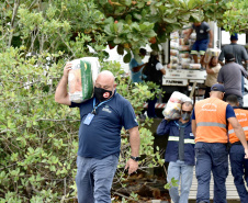 O Governo do Paraná entregou 10,5 toneladas de alimentos para pescadores, ribeirinhos e caiçaras que vivem em nove comunidades do litoral do Estado. Foram 528 cestas distribuídas, em uma ação que reuniu Portos do Paraná, Conselho dos Povos de Comunidades Tradicionais do Paraná, Superintendência Geral de Diálogo e Interação Social (Sudis), Defesa Civil de Paranaguá, Polícia Militar Ambiental e Corpo de Bombeiros.