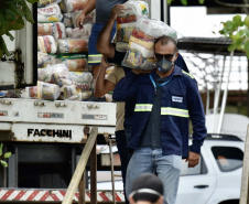 O Governo do Paraná entregou 10,5 toneladas de alimentos para pescadores, ribeirinhos e caiçaras que vivem em nove comunidades do litoral do Estado. Foram 528 cestas distribuídas, em uma ação que reuniu Portos do Paraná, Conselho dos Povos de Comunidades Tradicionais do Paraná, Superintendência Geral de Diálogo e Interação Social (Sudis), Defesa Civil de Paranaguá, Polícia Militar Ambiental e Corpo de Bombeiros.