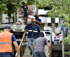 O Governo do Paraná entregou 10,5 toneladas de alimentos para pescadores, ribeirinhos e caiçaras que vivem em nove comunidades do litoral do Estado. Foram 528 cestas distribuídas, em uma ação que reuniu Portos do Paraná, Conselho dos Povos de Comunidades Tradicionais do Paraná, Superintendência Geral de Diálogo e Interação Social (Sudis), Defesa Civil de Paranaguá, Polícia Militar Ambiental e Corpo de Bombeiros.