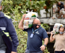 O Governo do Paraná entregou 10,5 toneladas de alimentos para pescadores, ribeirinhos e caiçaras que vivem em nove comunidades do litoral do Estado. Foram 528 cestas distribuídas, em uma ação que reuniu Portos do Paraná, Conselho dos Povos de Comunidades Tradicionais do Paraná, Superintendência Geral de Diálogo e Interação Social (Sudis), Defesa Civil de Paranaguá, Polícia Militar Ambiental e Corpo de Bombeiros.