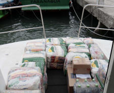 O Governo do Paraná entregou 10,5 toneladas de alimentos para pescadores, ribeirinhos e caiçaras que vivem em nove comunidades do litoral do Estado. Foram 528 cestas distribuídas, em uma ação que reuniu Portos do Paraná, Conselho dos Povos de Comunidades Tradicionais do Paraná, Superintendência Geral de Diálogo e Interação Social (Sudis), Defesa Civil de Paranaguá, Polícia Militar Ambiental e Corpo de Bombeiros.