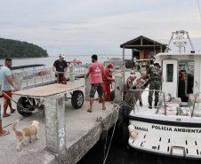 O Governo do Paraná entregou 10,5 toneladas de alimentos para pescadores, ribeirinhos e caiçaras que vivem em nove comunidades do litoral do Estado. Foram 528 cestas distribuídas, em uma ação que reuniu Portos do Paraná, Conselho dos Povos de Comunidades Tradicionais do Paraná, Superintendência Geral de Diálogo e Interação Social (Sudis), Defesa Civil de Paranaguá, Polícia Militar Ambiental e Corpo de Bombeiros.