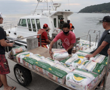O Governo do Paraná entregou 10,5 toneladas de alimentos para pescadores, ribeirinhos e caiçaras que vivem em nove comunidades do litoral do Estado. Foram 528 cestas distribuídas, em uma ação que reuniu Portos do Paraná, Conselho dos Povos de Comunidades Tradicionais do Paraná, Superintendência Geral de Diálogo e Interação Social (Sudis), Defesa Civil de Paranaguá, Polícia Militar Ambiental e Corpo de Bombeiros.