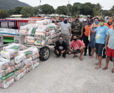 O Governo do Paraná entregou 10,5 toneladas de alimentos para pescadores, ribeirinhos e caiçaras que vivem em nove comunidades do litoral do Estado. Foram 528 cestas distribuídas, em uma ação que reuniu Portos do Paraná, Conselho dos Povos de Comunidades Tradicionais do Paraná, Superintendência Geral de Diálogo e Interação Social (Sudis), Defesa Civil de Paranaguá, Polícia Militar Ambiental e Corpo de Bombeiros.