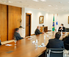 O Governo do Paraná receberá a doação de 400 mil máscaras cirúrgicas nos próximos meses da empresa Sofys, do Grupo CMPC, que recentemente adquiriu a Sepac do Paraná, maior produtora de itens de higiene do Brasil