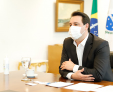 O Governo do Paraná receberá a doação de 400 mil máscaras cirúrgicas nos próximos meses da empresa Sofys, do Grupo CMPC, que recentemente adquiriu a Sepac do Paraná, maior produtora de itens de higiene do Brasil