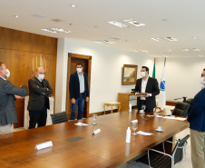 O Governo do Paraná receberá a doação de 400 mil máscaras cirúrgicas nos próximos meses da empresa Sofys, do Grupo CMPC, que recentemente adquiriu a Sepac do Paraná, maior produtora de itens de higiene do Brasil