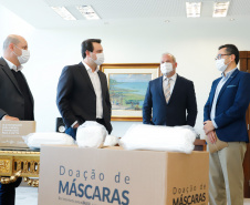 O Governo do Paraná receberá a doação de 400 mil máscaras cirúrgicas nos próximos meses da empresa Sofys, do Grupo CMPC, que recentemente adquiriu a Sepac do Paraná, maior produtora de itens de higiene do Brasil