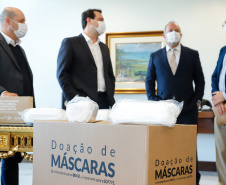 O Governo do Paraná receberá a doação de 400 mil máscaras cirúrgicas nos próximos meses da empresa Sofys, do Grupo CMPC, que recentemente adquiriu a Sepac do Paraná, maior produtora de itens de higiene do Brasil
